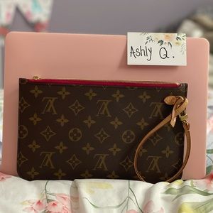 🌸Neverfull MM Pivone Wristlet 🌸